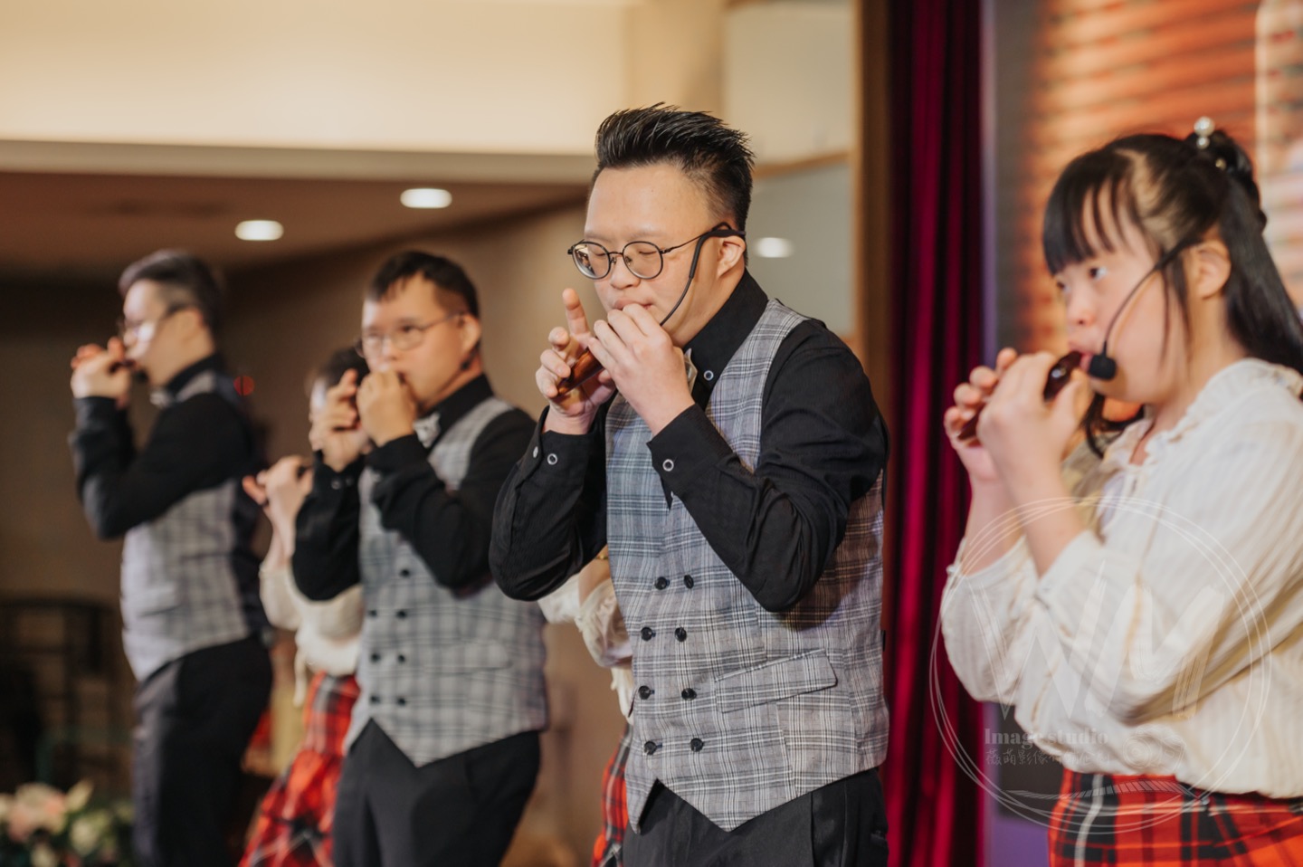 唐寶寶大器樂團在林啟通老師引導下,用純真且富有生命力的樂音連結世界