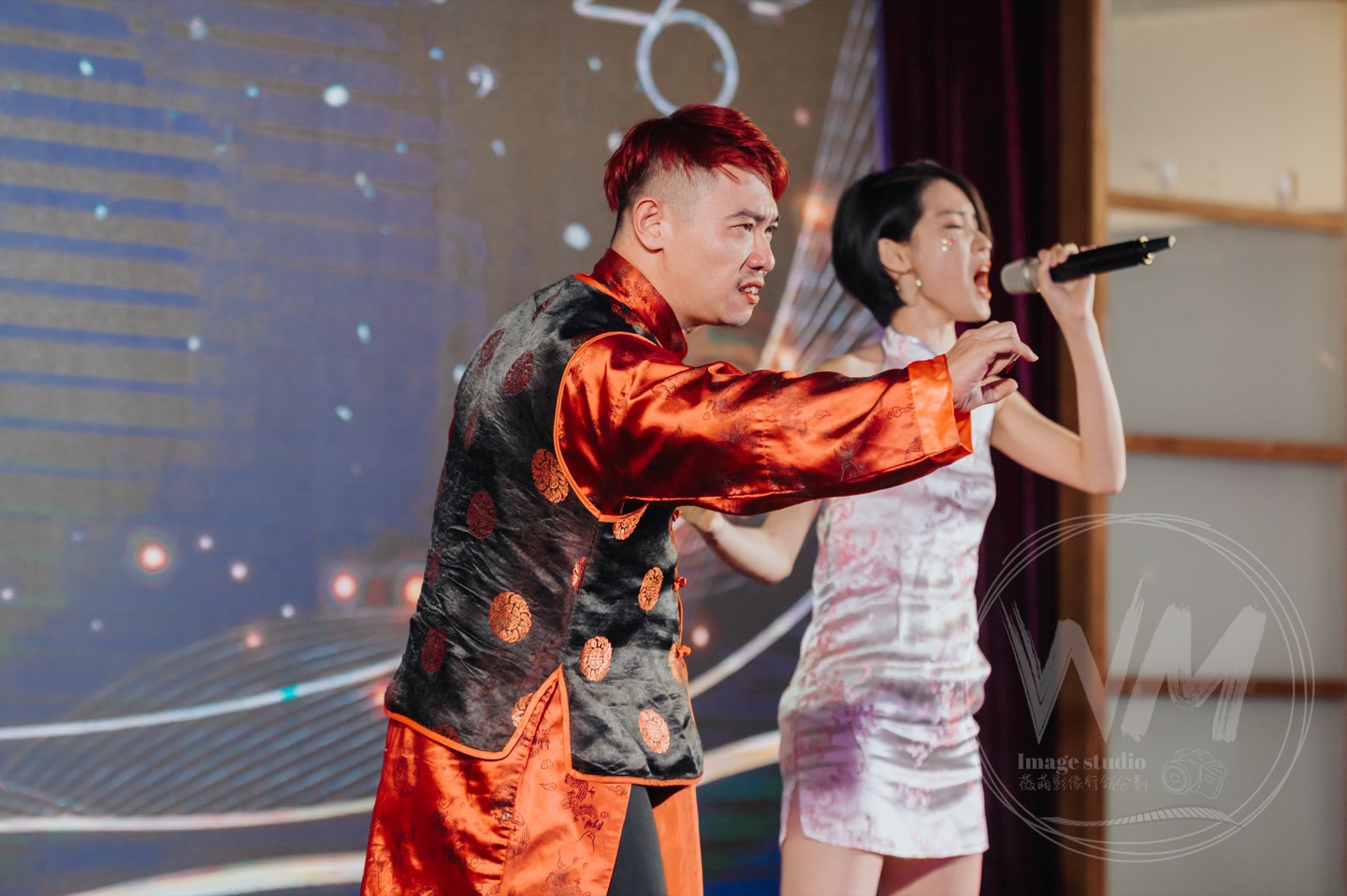 臺灣手語藝術文化推廣協會推動「視形傳譯」，讓手語成為情感與靈魂的藝術轉譯，圖左為牙男老師，圖右為豆比老師。