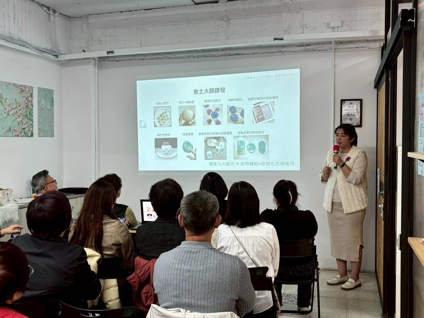 （圖：皂黏土與樂土水泥將防疫衛教與循環經濟轉化為世代共融的觸覺記憶。 / 圖片提供：受訪者）