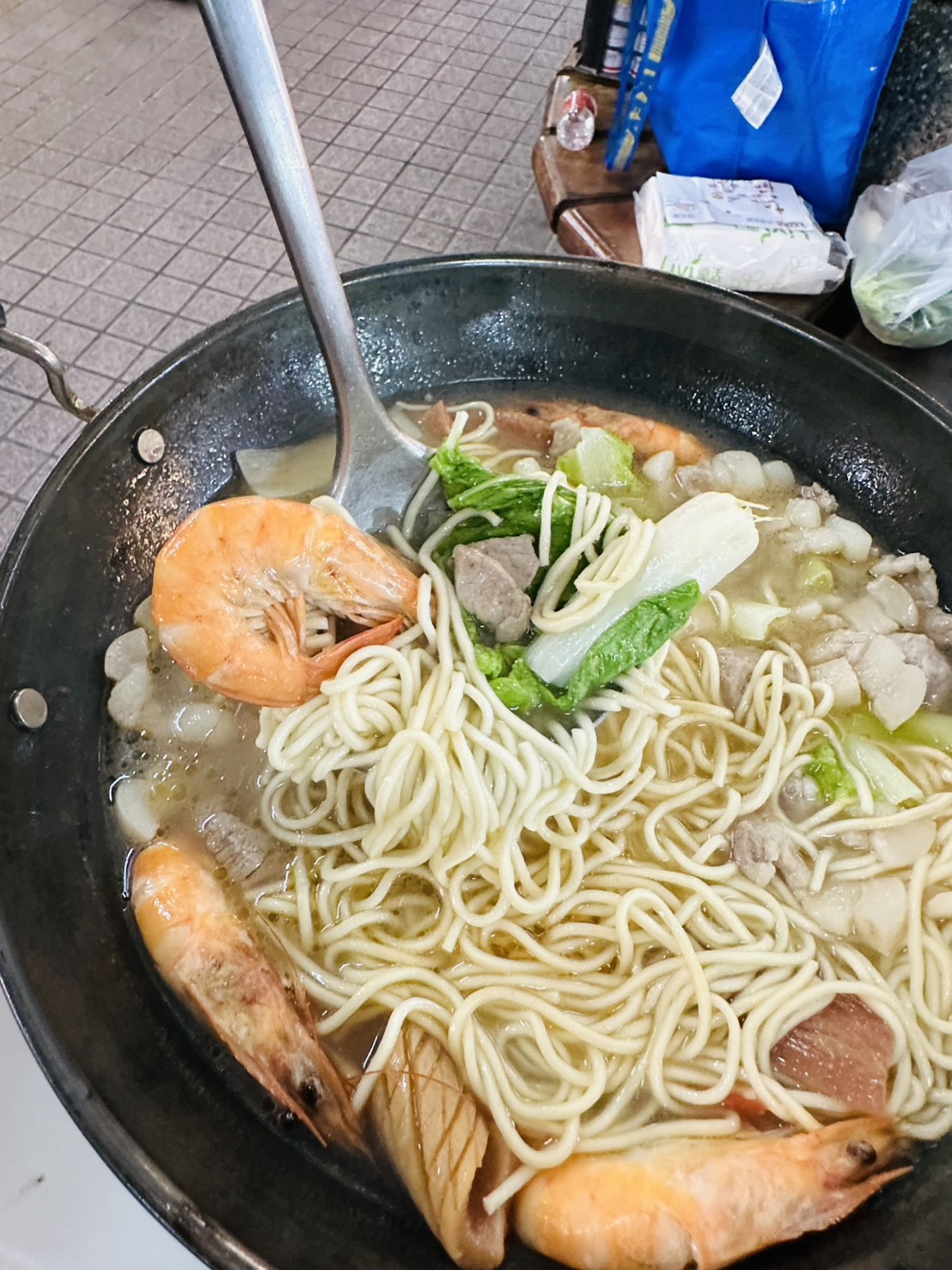 【什錦麵材料任務:尋找市場的風味】 就在昨日,趁著晨光尚未炙熱,思瑋與 僑信國小五年級 的師生,手持一張寫有 「什錦麵材料任務卡」 與簡易地圖