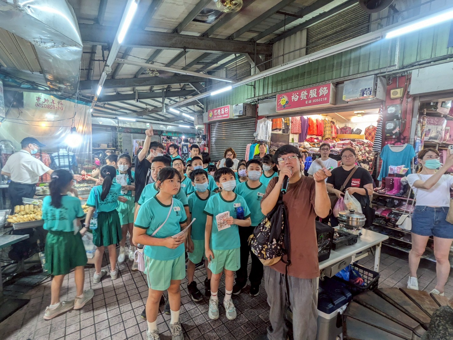 孩子們走出教室,拿著地圖在真實的街道上探索,課本知識瞬間立體了起來。