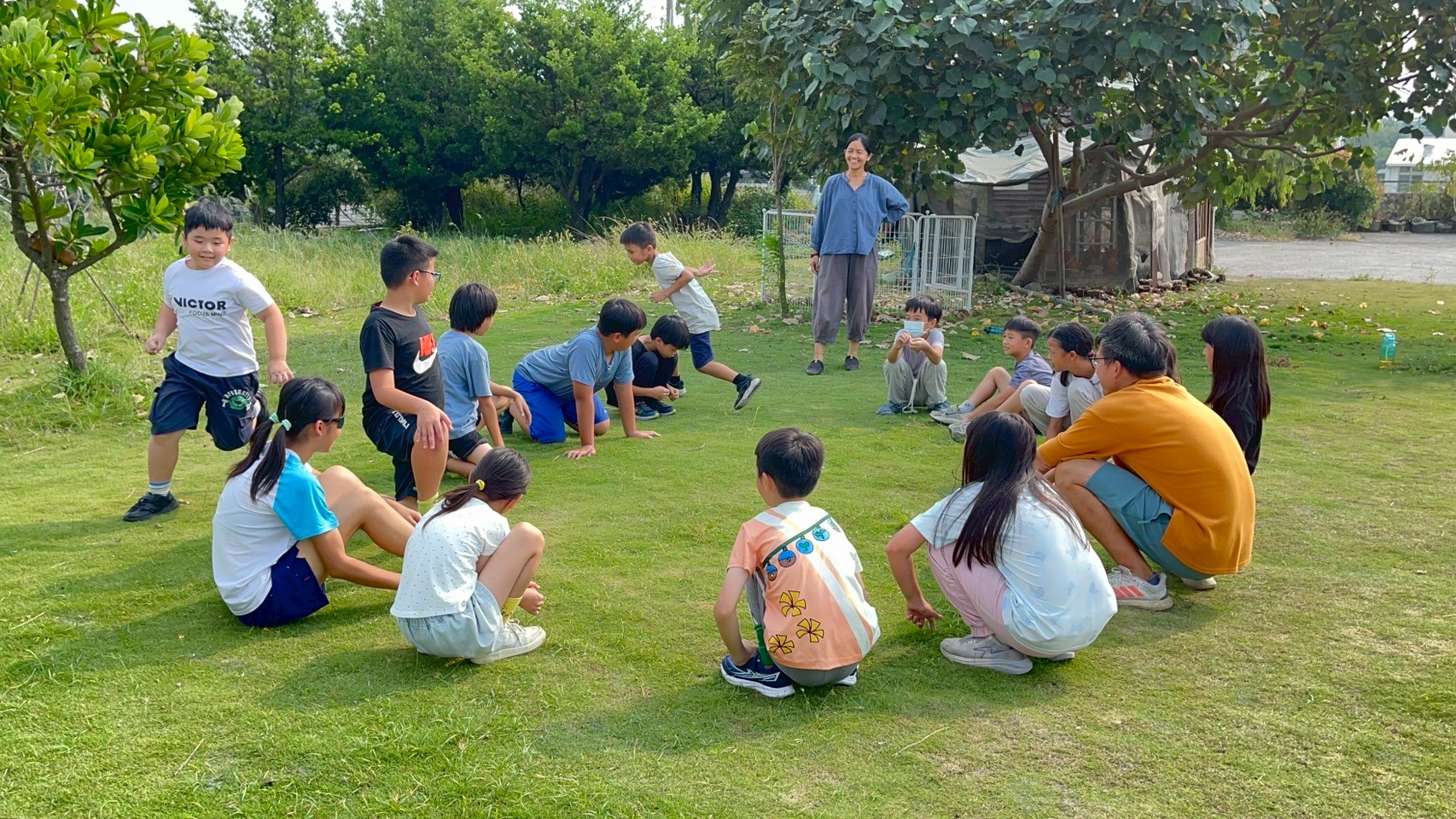 孩子在無拘束的環境中，展現出自信與主動分享的熱情，這裡的氛圍更像是溫暖的家。（攝影／基石華德福提供）