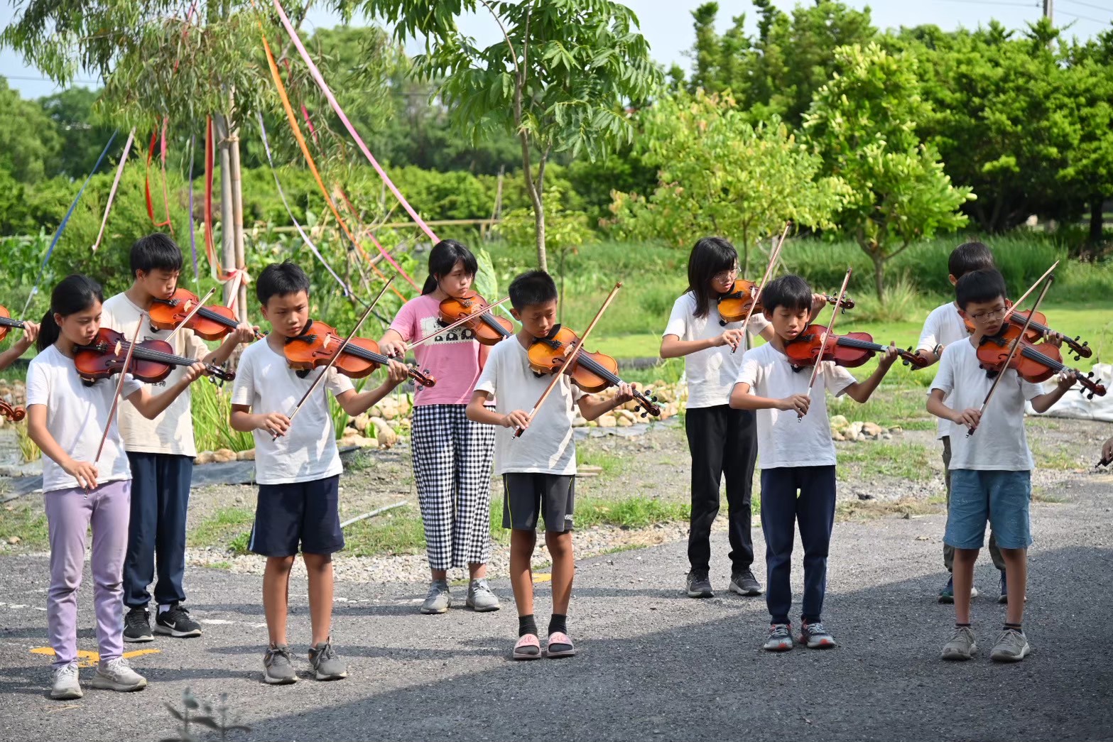 孩子在無拘束的環境中，展現出自信與主動分享的熱情，這裡的氛圍更像是溫暖的家。（攝影／基石華德福提供）