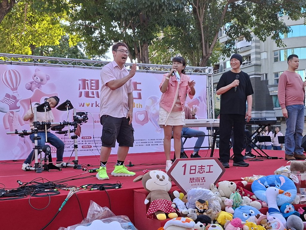 無聲語言躍上台中公益市集！手語文化在《想辦法 Work It Out 愛心公益市集》綻放，55號攤位吸引百人停留