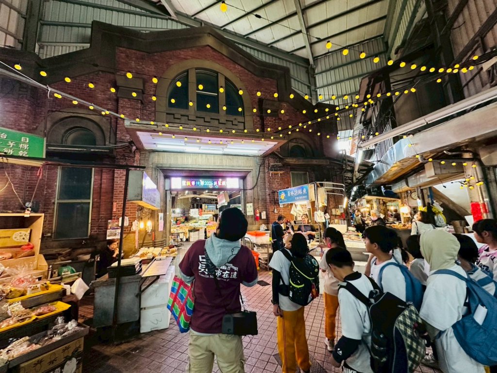 ［ 社會創新 ］我們住在城市裡，卻成了街道的陌生人：當課本在廟埕與市場被打開，我看見了「非體制教育」最理想的模樣