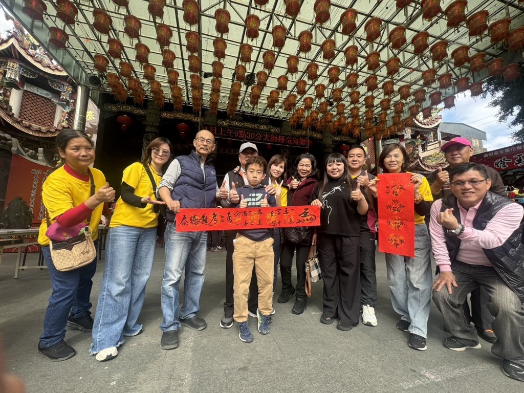   北斗奠安宮墨香傳情：攜手慈善功德會揮毫贈春聯，千人排隊感受手寫溫度