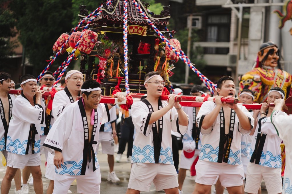  文化傳承找不到接班人？豐原青年謝佳展用「4重身分」，讓百年迎城隍活在日常