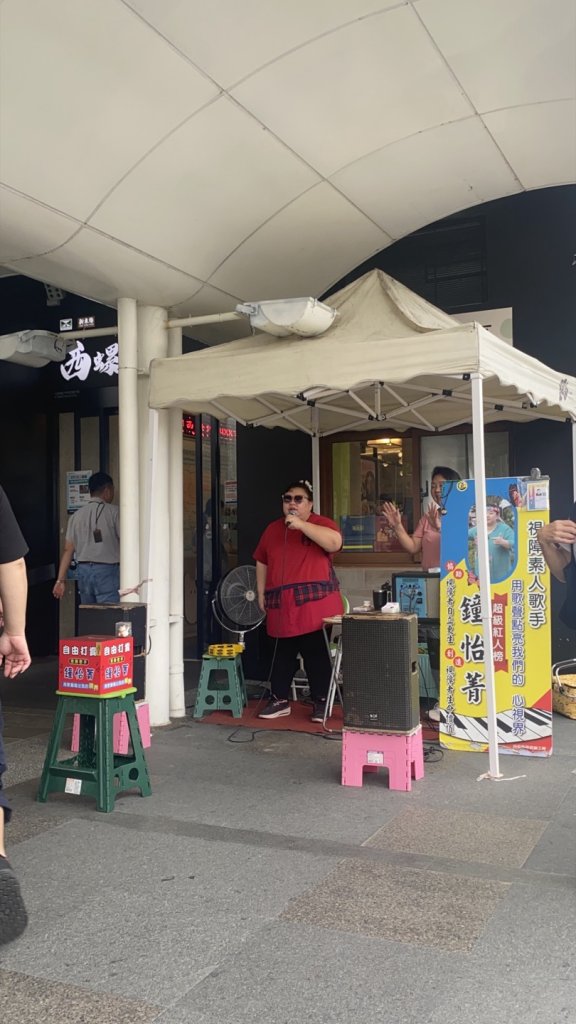 ［ 微光人物誌 ］西螺休息站的暖心歌聲：視障歌手鐘怡菁，在黑暗中點亮陽光【 專欄報導 】