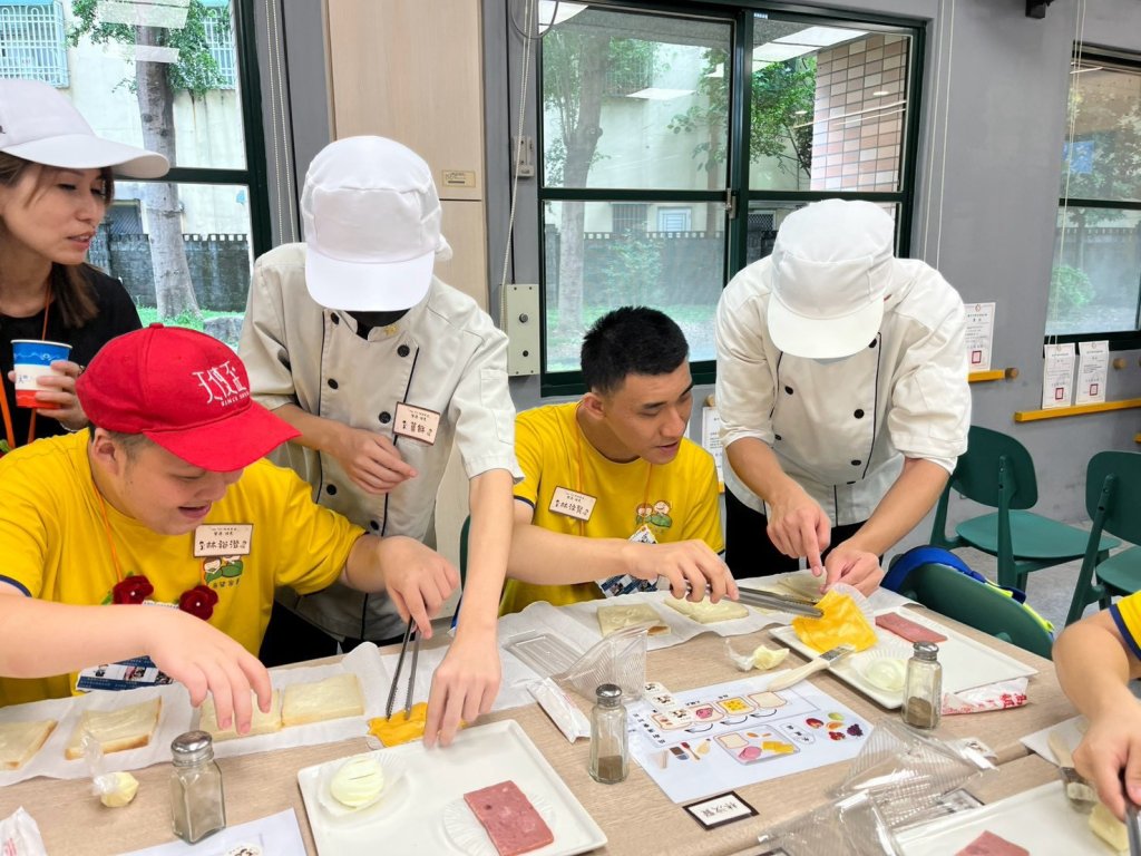 青年高中餐飲科攜手希望家園推動融合教育　陪伴慢飛天使完成料理挑戰展現自信