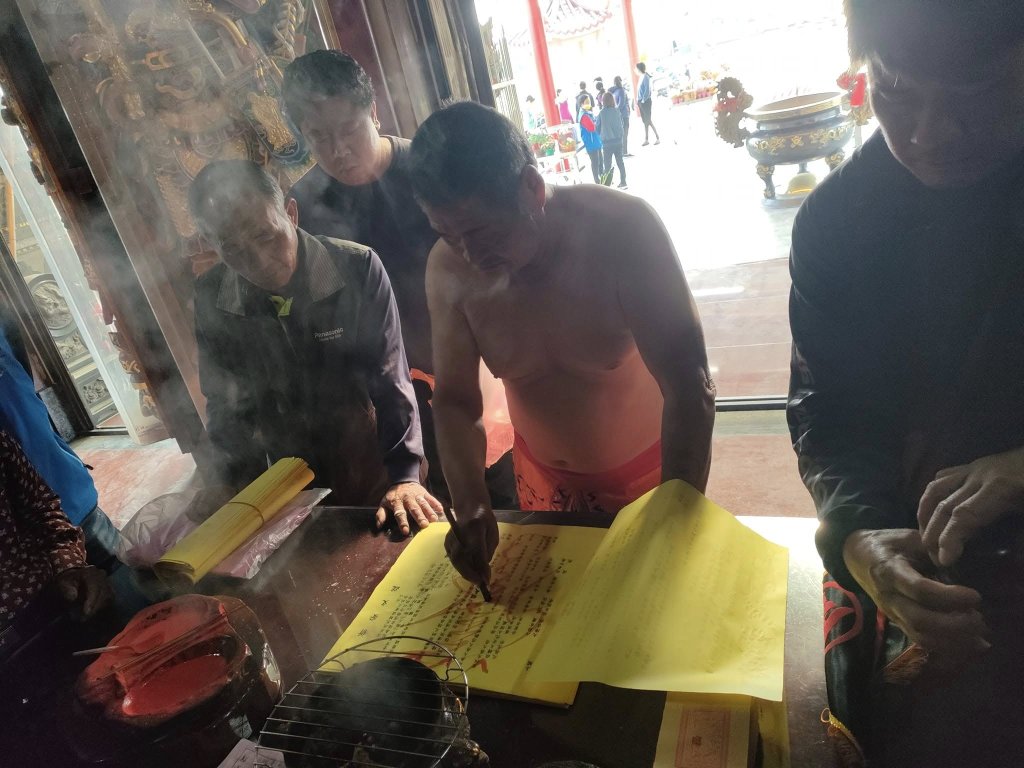 【天運歲次甲辰年】農曆正月十六日，安奉太歲燈暨點光明燈