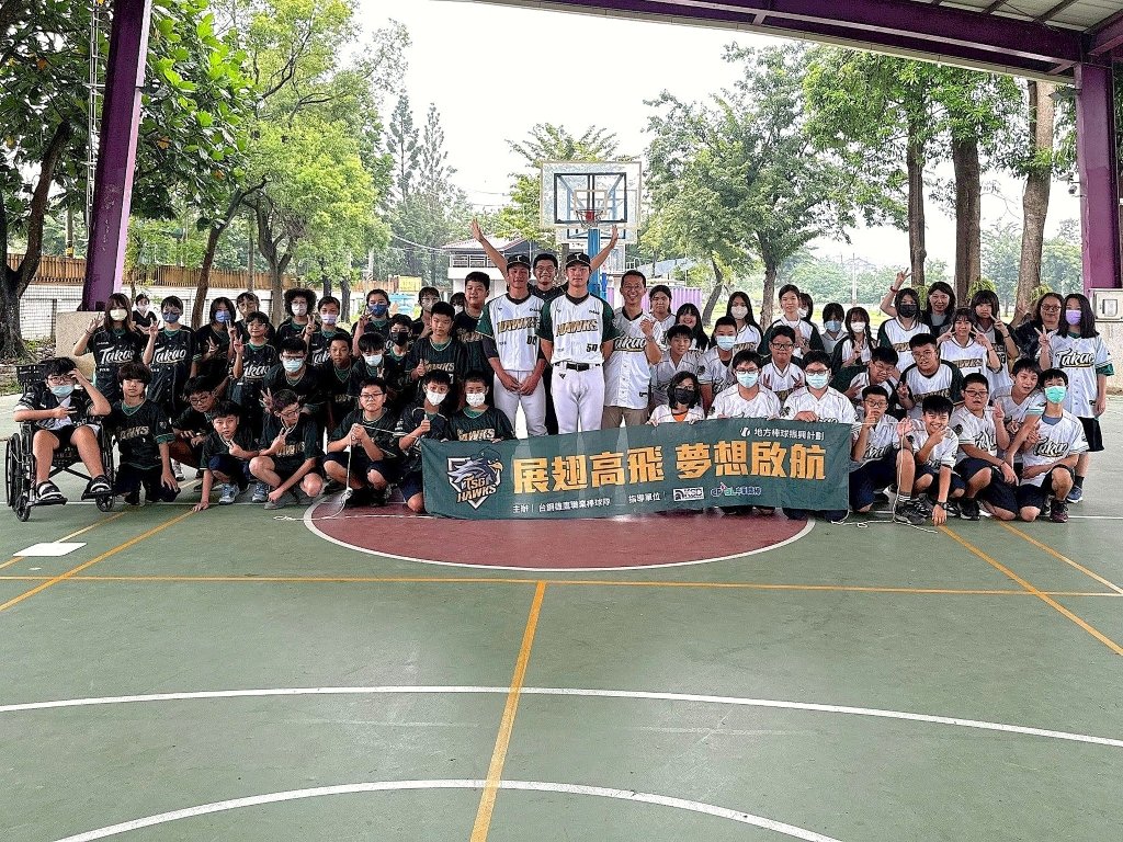 台鋼雄鷹隊飛進溪埔國中　 熱血棒球交流點燃校園運動魂