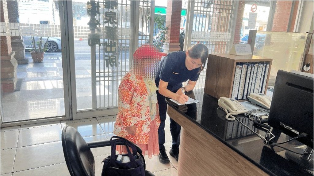 老婦人探親忘帶手機 暖心龍泉警協助指引聯繫