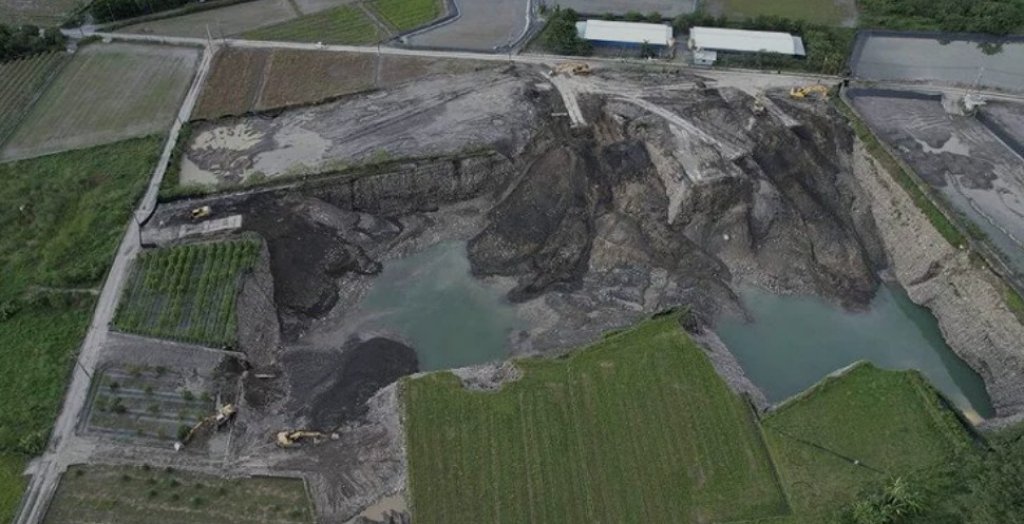張春暉會勘美濃區成功段農地盜採土石案現場  強調檢警已組成聯合查緝小組透過聯繫平台嚴查速辦