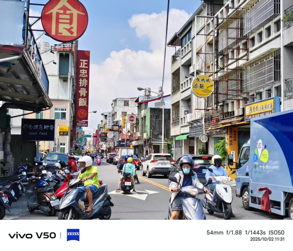 屏東市民生路廣東路口  雍東加油站旁邊的一場火警  造成屏東東區交通大打結