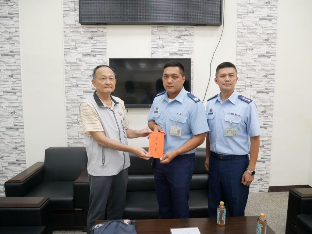 小博士文教機構董事長廖勝冠慰問空軍洪中士　祝福幼兒早日康復
