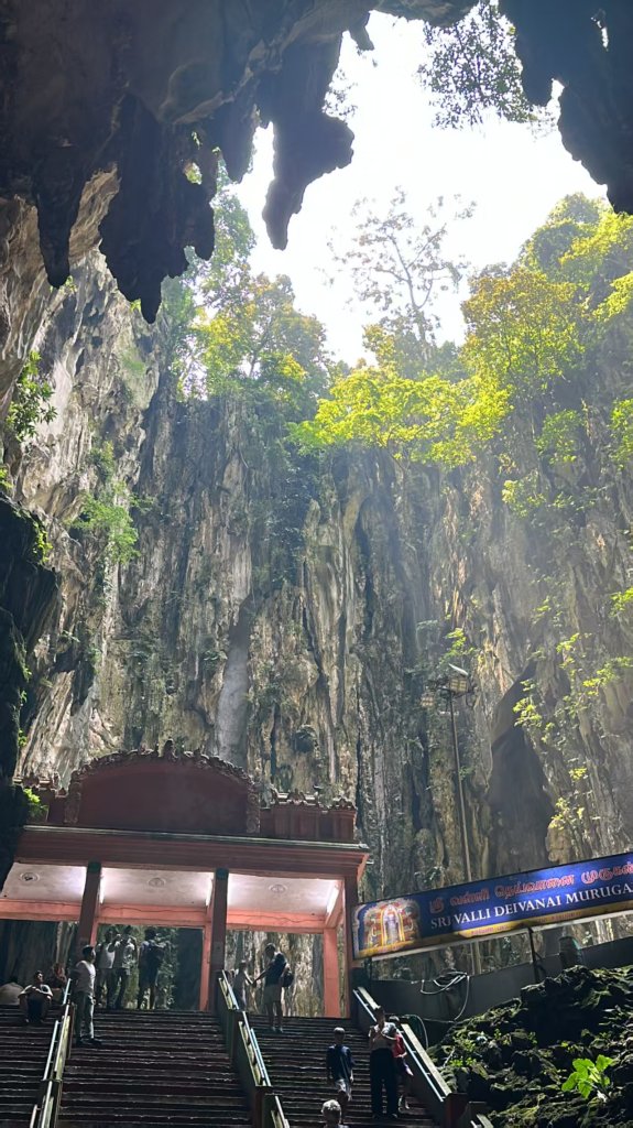 吉隆坡附近的印度教廟宇 - 馬來西亞石灰岩地形的黑風洞，印度教徒的聖殿