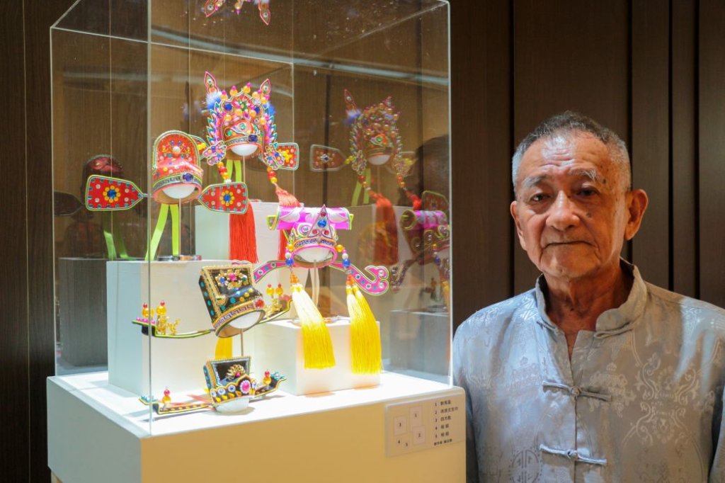 高雄市新認定二位文化資產保存者 「刺繡」林全誠、「布袋戲偶盔帽製作技術」蘇志榮