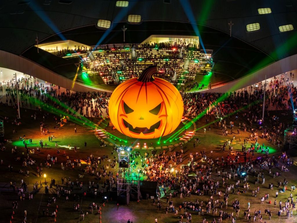 22公尺巨型南瓜點亮衛武營！2025年高雄萬聖節「大南瓜」360度燈光秀開演