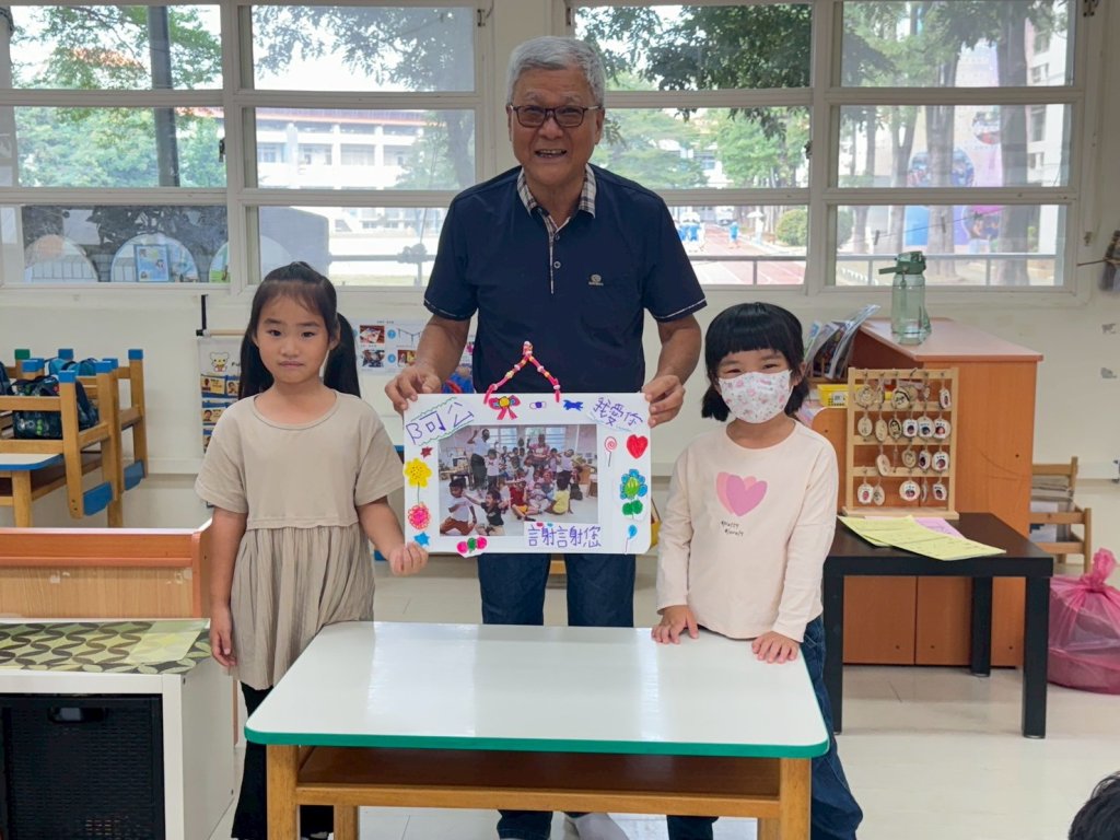 教小孩感恩  簡老闆重視《生活與倫理》教育