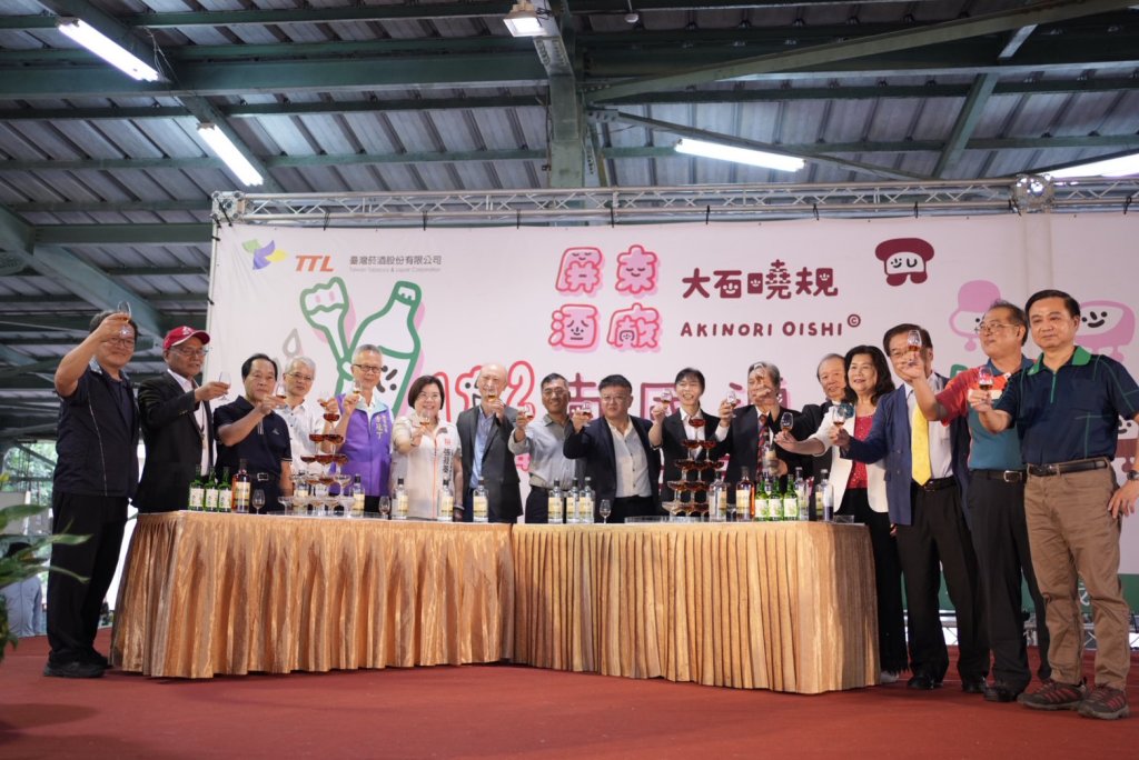 屏東酒廠102週年慶盛大登場 大石曉規現場彩繪掀熱潮，「南國酒窩」溫暖開展