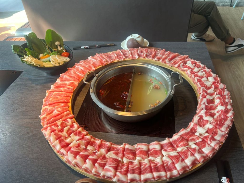 雙11不只購物節！「舞古賀鍋物華榮店」響應台灣雙胞胎日　  雙胞胎來店用餐 黑毛豬套餐買一送一