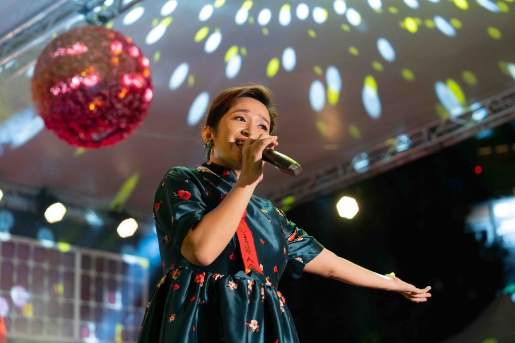 看舞台演出  「喜事宴會」的吃 - 台下來真的