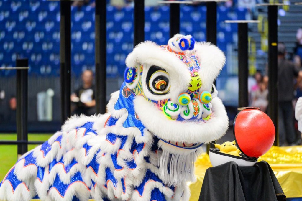 水陸纏鬥二日 2025高雄戲獅甲 馬來西亞光藝醒獅團獲獅王寶座！ ￣￣