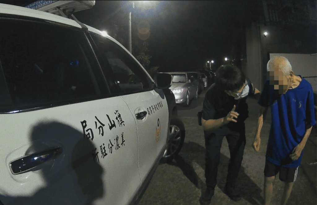 迷途老翁深夜徘徊街頭 美濃暖警攙扶回家救一命