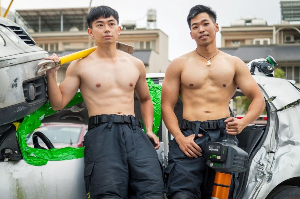 嘉義縣消防桌曆強強聯手帥氣登場，警消跨界亮相