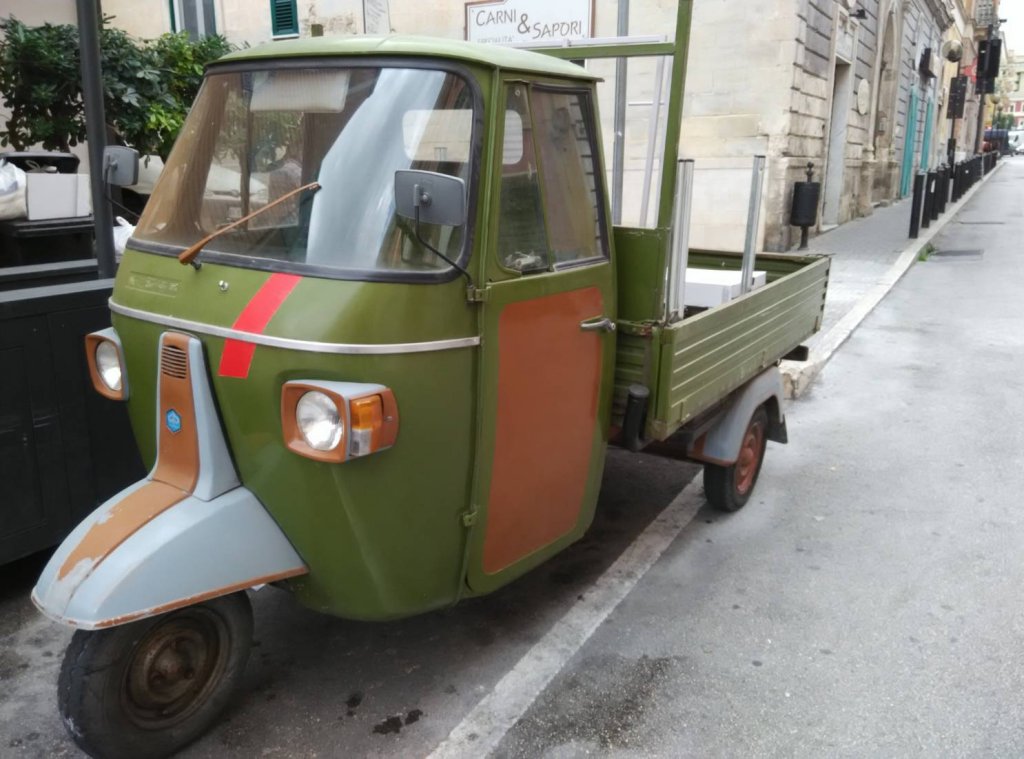 復古三輪車穿梭義大利巷弄 在地導覽更有味道