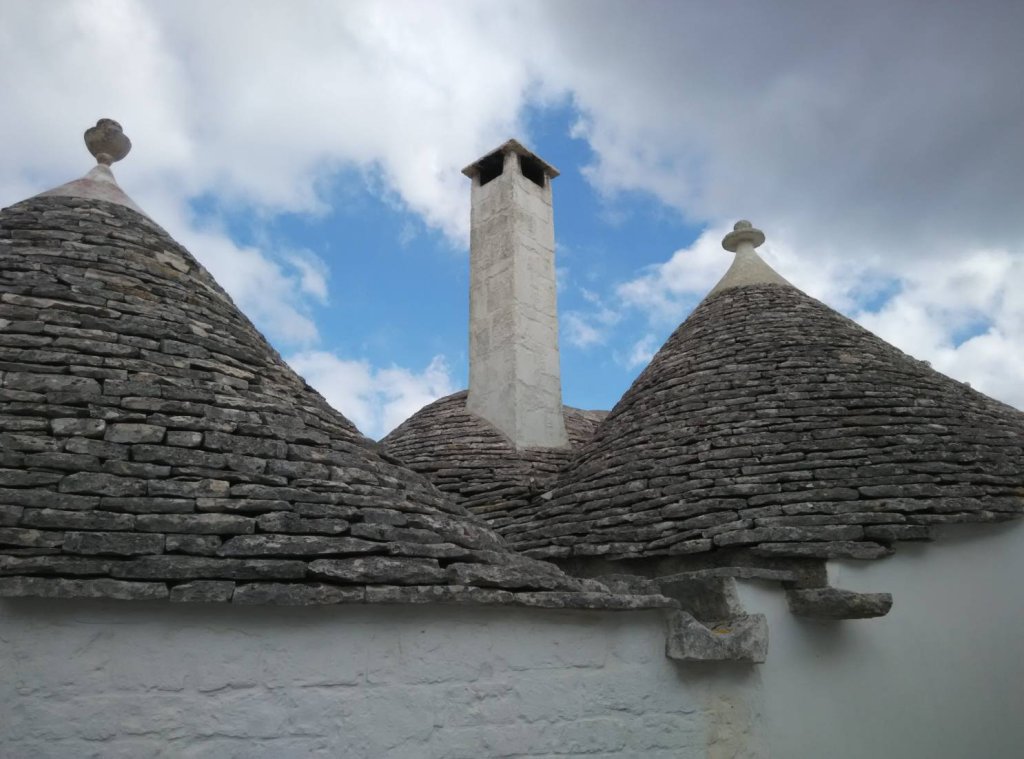 白色牆、灰石頂、藍天光　夢幻小鎮- Alberobello慢步旅程 
