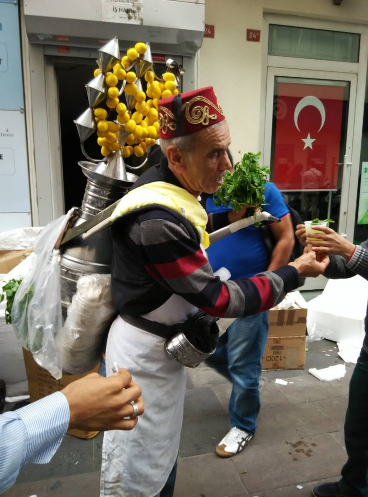 移動的城市風光　老販夫用一杯飲品說故事