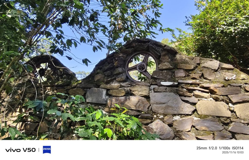 石頭牆  鋼圈窗口  牛車輪被替代