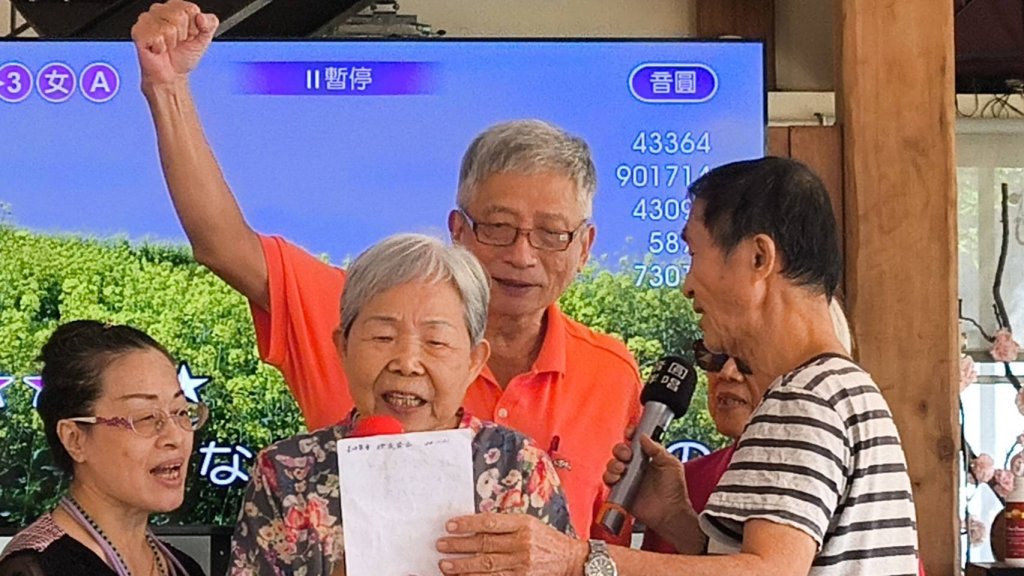 屏糖國小校友情深80載　87歲謝順惠領唱校歌喚回兒時記憶　校友會長交接、漫遊萬寶祿酵素園區共度美好時光
