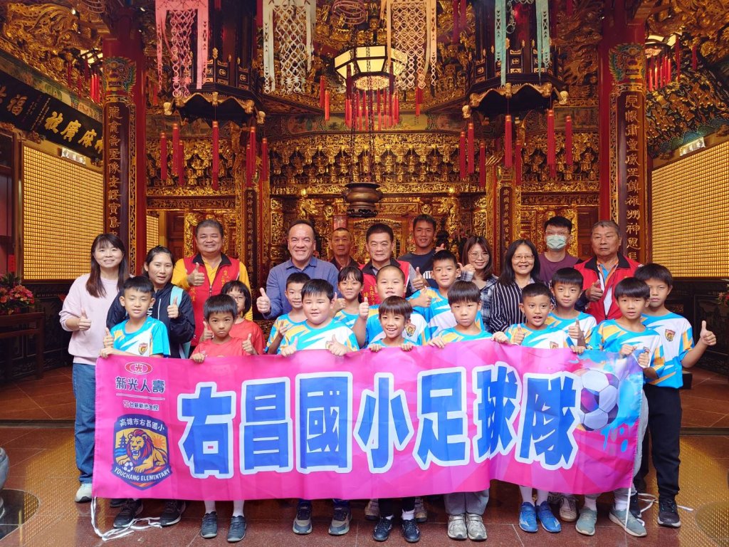 右昌國小男足赴台東出征　賽前至右昌元帥府參香祈福