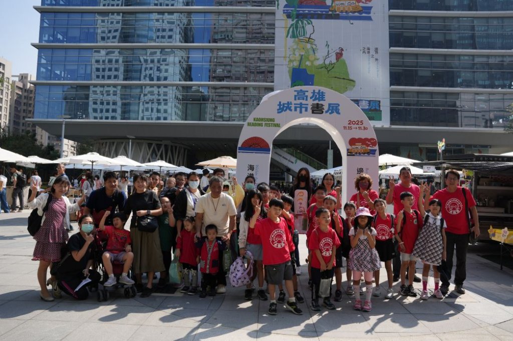 高市圖攜手樂高®台灣 強化閱讀平權 偏鄉學童搭閱讀公益專車 探索城市書展魅力