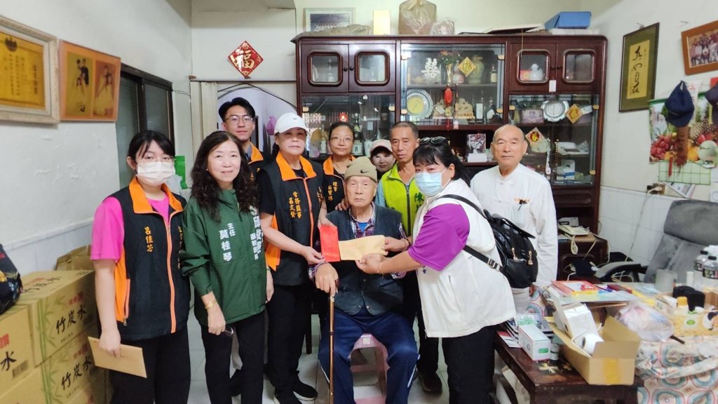 多方善心團體伸援手 溫情慰助鳥松區孤老何重夫