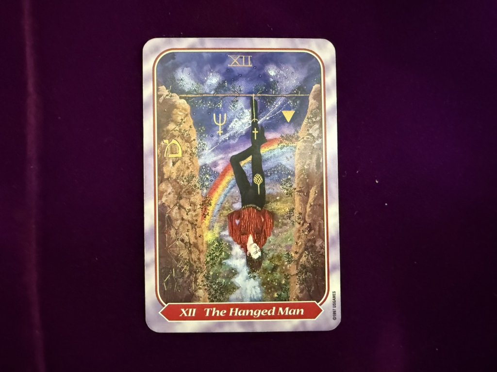 《她抽到倒吊人那一刻，才知道自己不是不努力——而是該換一種方式前進》