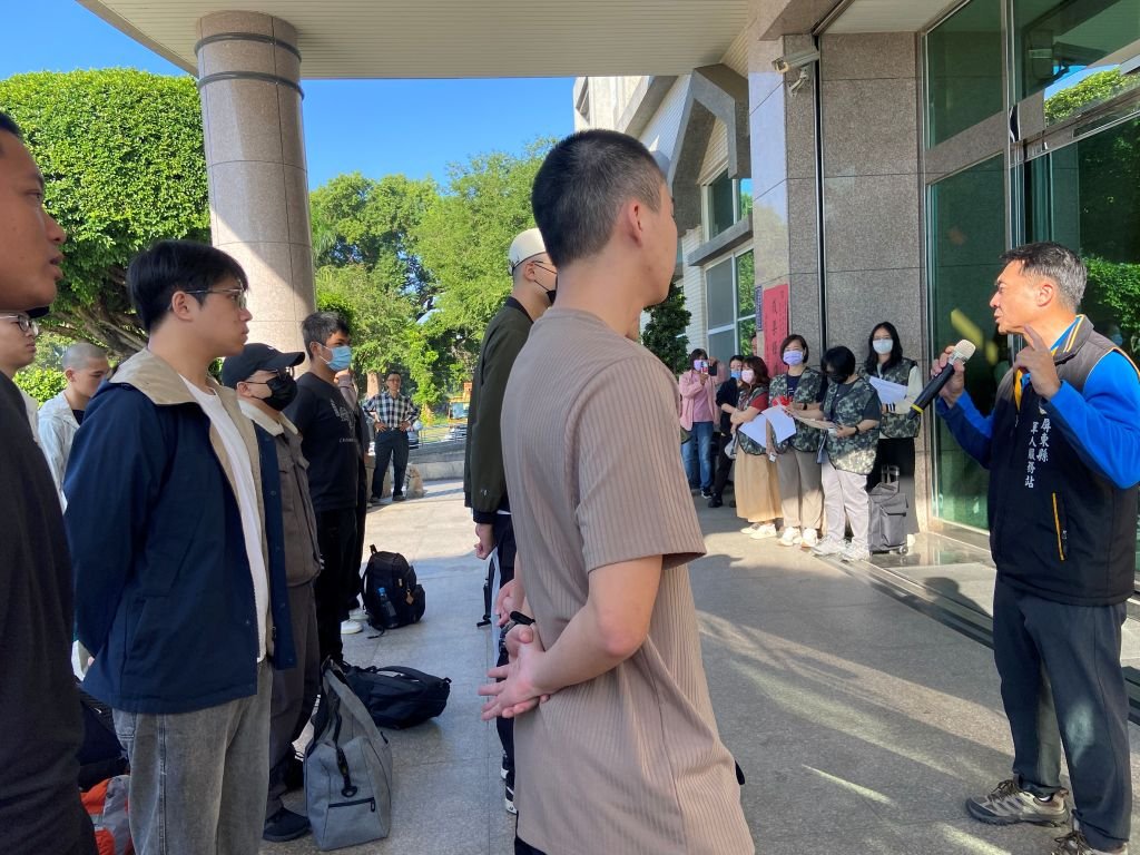 屏東縣軍人服務站蔡尚武專員歡送陸軍0249常備兵入營宣導