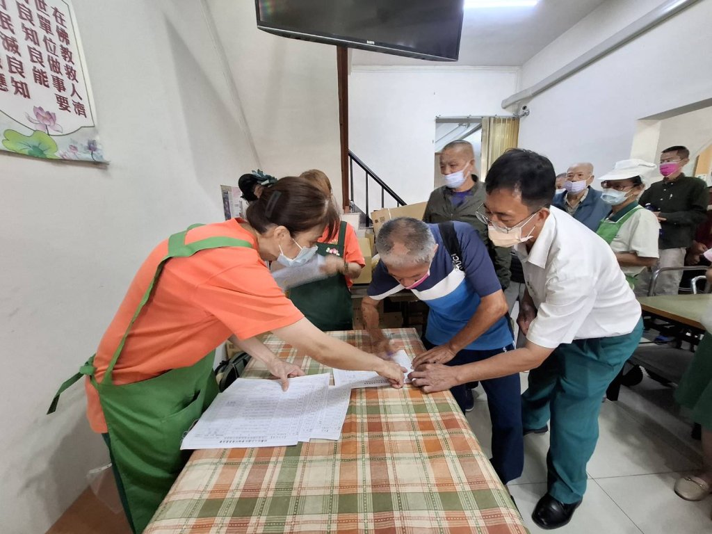 全國性正德佛堂統一發放關懷金、物資與熱食 讓弱勢民眾安心度寒冬  