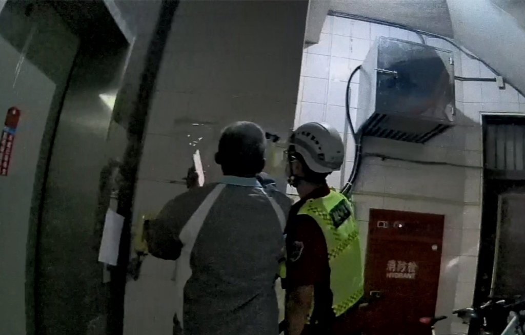 民眾受困電梯  內埔警消防協助脫困