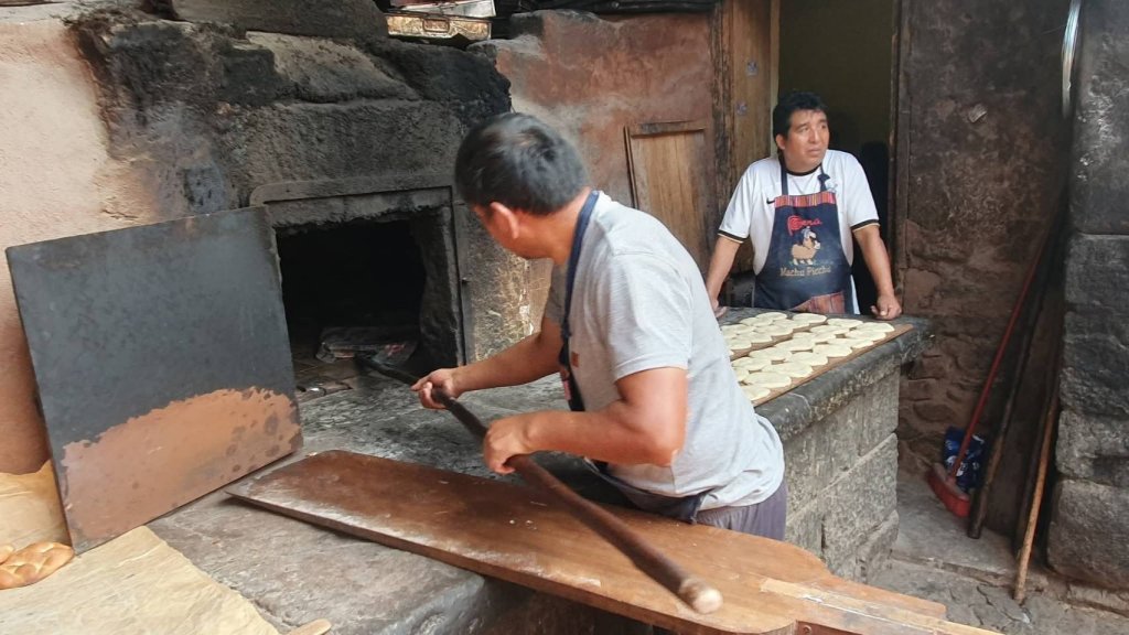 祕魯庫斯科城鎮吃烤餅  喝鮮果汁