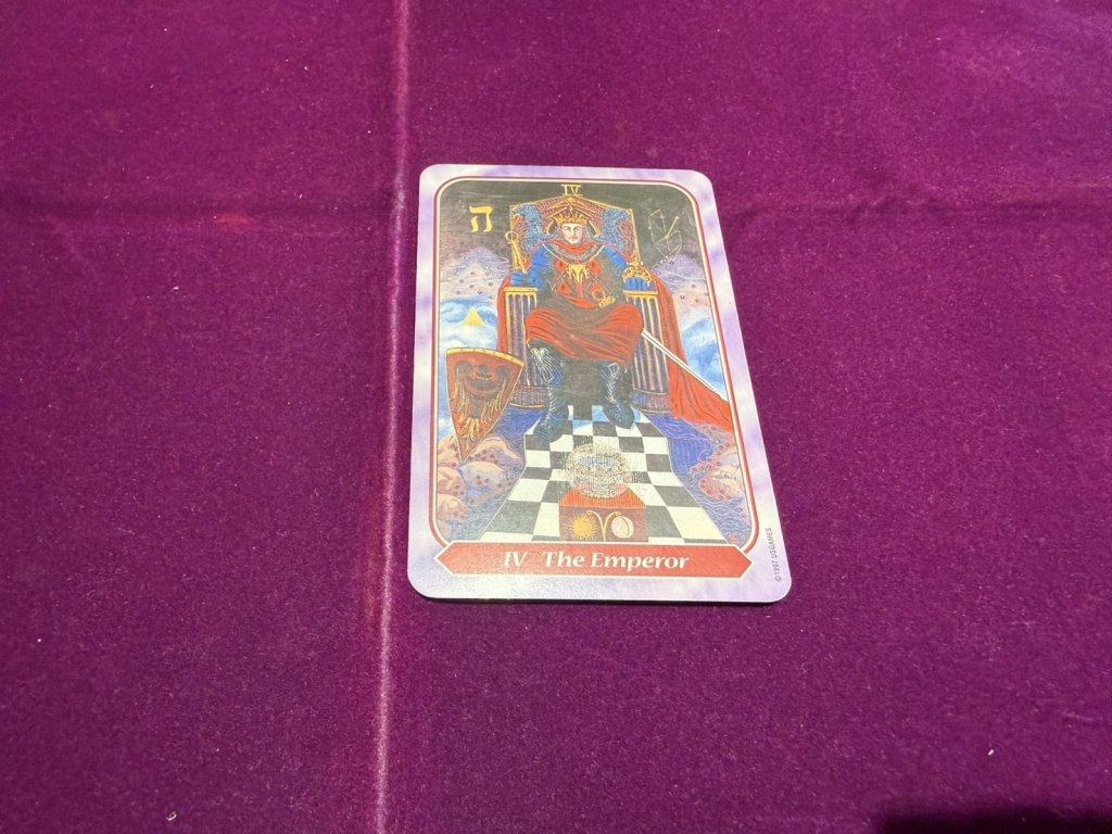 〈國王〉牌的信息很清楚：妳不是在等機會，而是在等妳承認自己