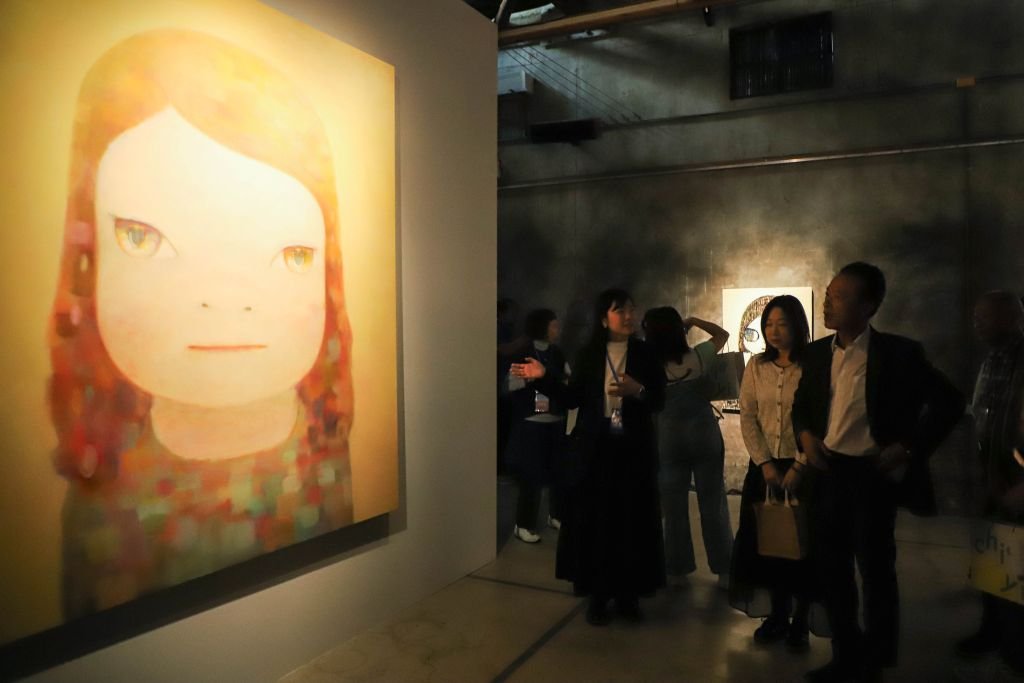 奈良美智「跟著朦朧潮濕的一天回嘉」開展　翁章梁致贈新港傳統工藝交趾陶