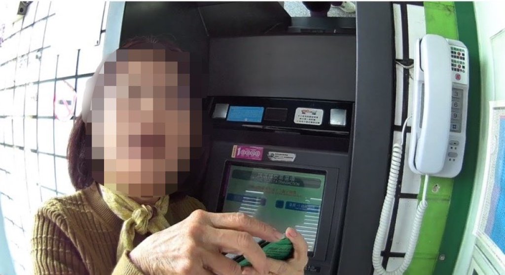 不會操作ATM領取普發1萬元 內埔分局警員溫馨指導