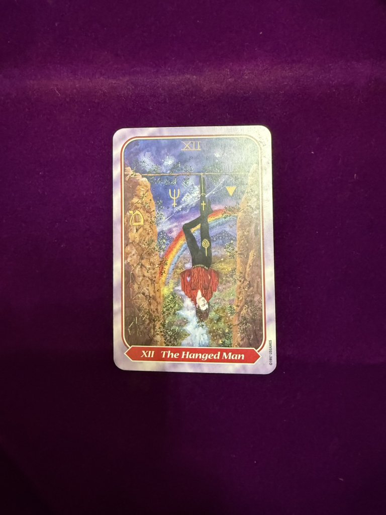 《他問：「這段感情還要不要撐？」倒吊人給他的不是答案，而是清醒》