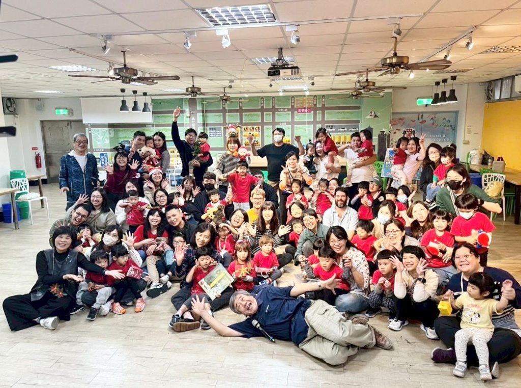 忠孝耶誕飄書香 繪本故事雙主場