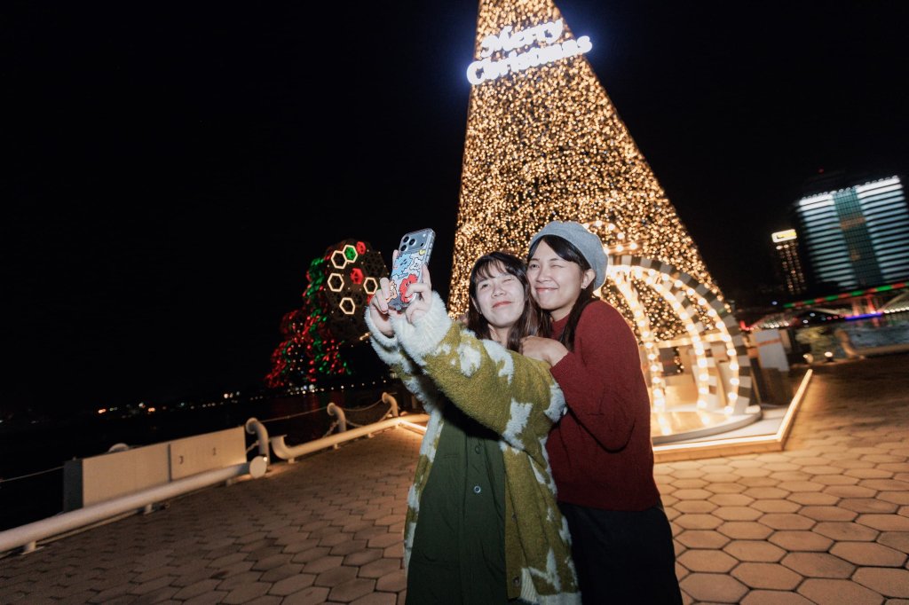 倒數進入2026！高雄四大百貨、五星飯店加碼應援高流聖誕地標「金勾TREE」 一張聖誕樹合照玩遍高雄享優惠！12月24、25日高流「聖誕趴」驚喜預告雪花泡泡秀