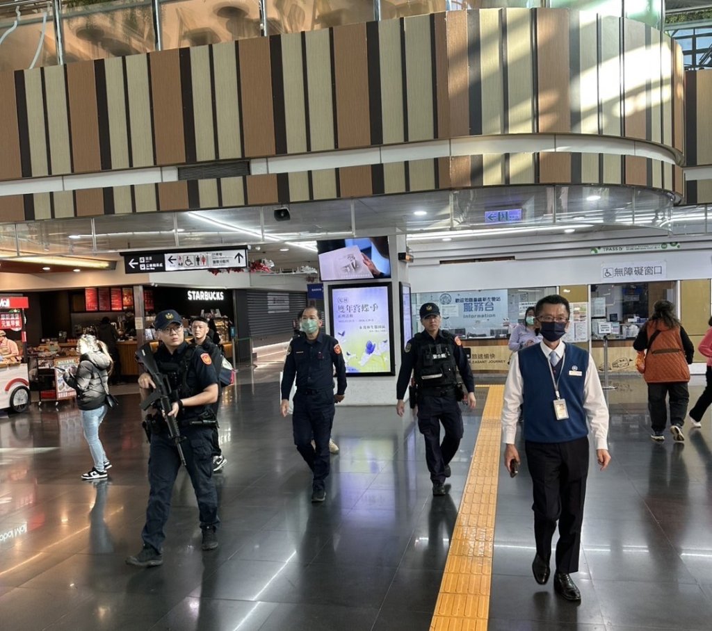 鐵警聯合站務人員共同實施站車安全維護