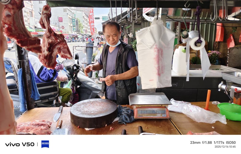 屏東市南區建國市場  品樂豬肉攤  香腸被順手牽羊       